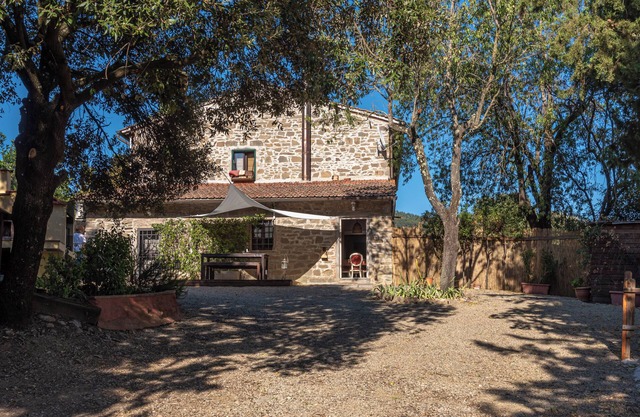 Pet-friendly Holiday Home 'Poggio Al Mandorlo' with Garden, Whirlpool & Wi-Fi