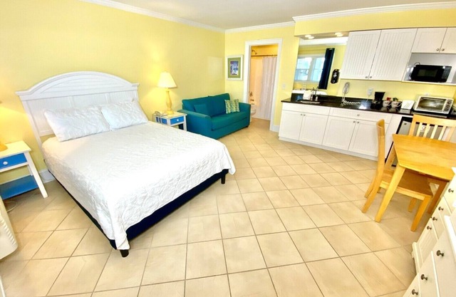 Pet-friendly, Hidden Gem, 3 Blocks to Beach! Unit 203