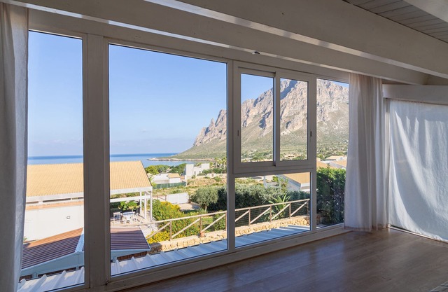 Pet-Friendly Holiday Home "Villa Alyssa" with Sea View & Garden