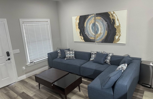 Pet friendly home; adjustable beds; near shopping and restaurants