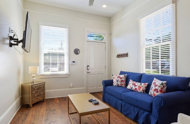 Pet-Friendly home one block from Lafitte Greenway