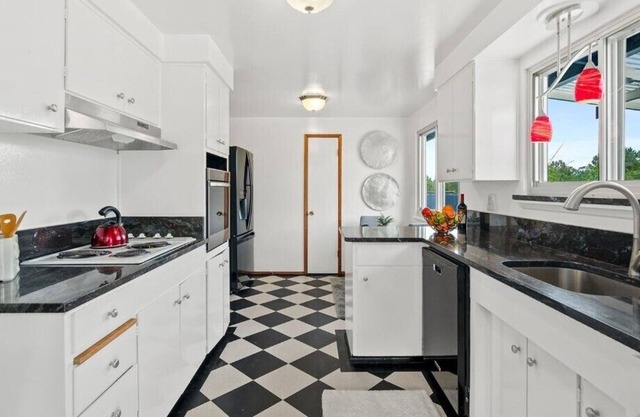 Pet-friendly home with washer/dryer, deck, fenced front/backyar