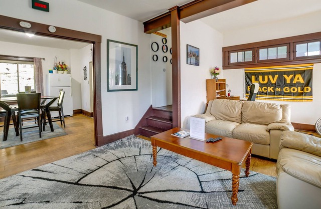 Pet-Friendly Pittsburgh Home ~ 9 Mi to Downtown!