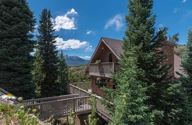 Pet Friendly! Private Hot Tub. Easy Drive to Dining, Shops, Concerts, Marina