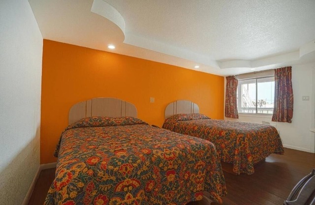 Pet Friendly Stay Near Texas Aquarium – Parking Included
