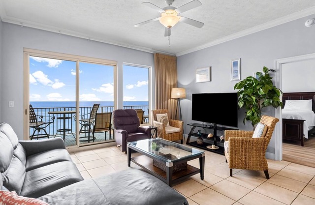 🐶Pet Friendly-GULF Front-Beachside Pool-Parking-Treasure Island 511🌴