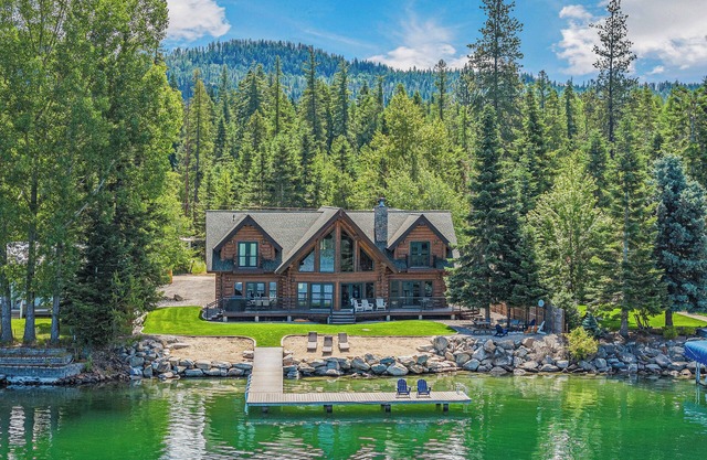 Pet Friendly Waterfront Log Home w/Private Dock