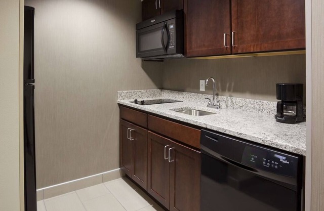 Pets are Allowed Here! 4 Relaxing Units, Free Hot Breakfast!