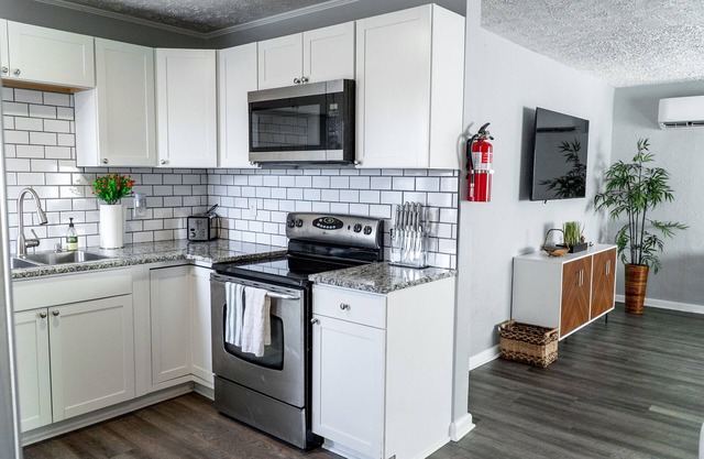 Pets, King bed, St Johns Terrace Close to Downtown