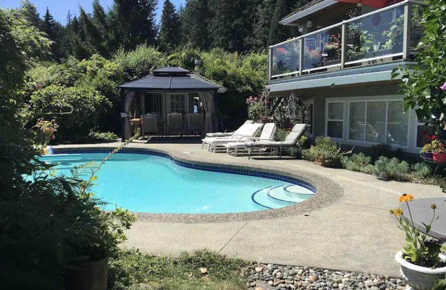 Pets welcome! Quiet, fully fenced yard close to main attractions in North shore