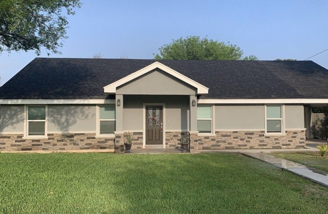 PHARR from Average Home- Downtown Pharr 3 Bed 2 1/2 Bath- Great for Cookouts!