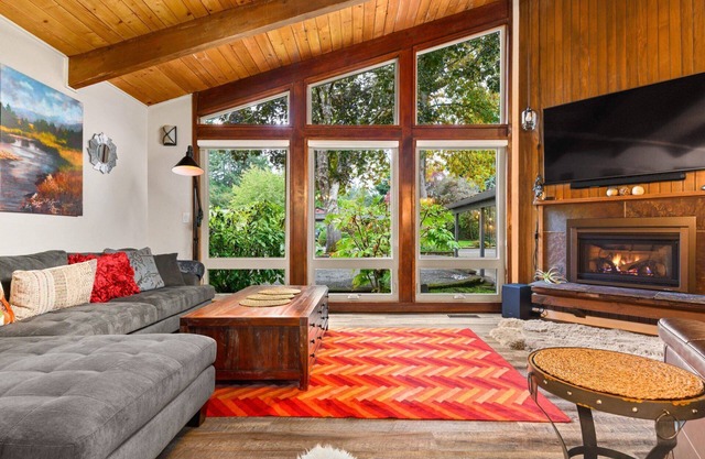 Phenomenal Mid-Century Modern Retreat, Open Layout, Fenced Backyard, Fire-Pit, 10 Miles to Portland
