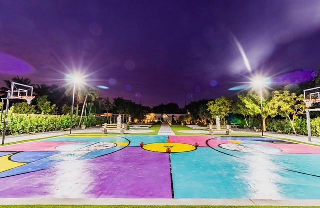 Phenomenal Villa w/Cinema! Huge Outdoor Billiard+Basketball Court & Pool