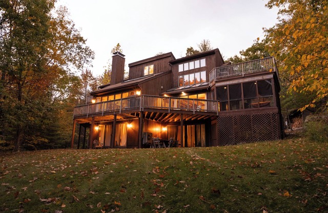 Phoenicia Retreat: Massive Private Entertaining Home with Fireplace & Pond