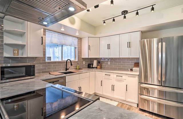 Phoenix Home w/ Pool, Putting Green & Game Room