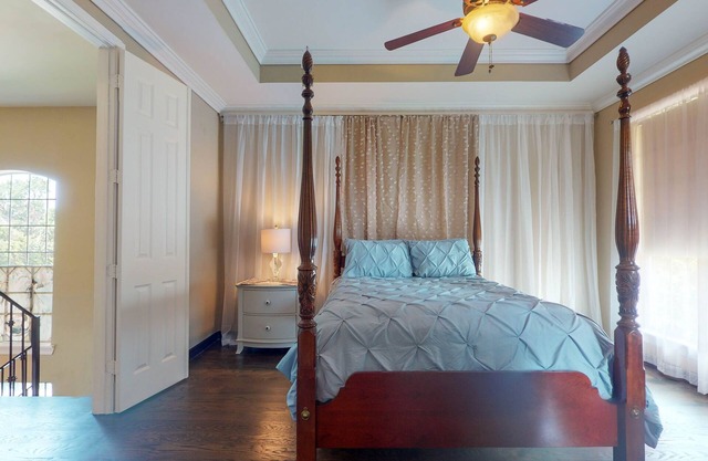 PICK ME! Lots of beds! Galleria area 3-Story Patio Home! You’ll LUV it!