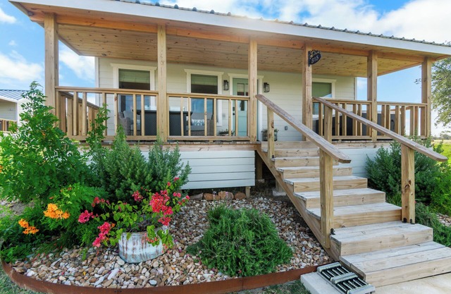 Pickleball cottage with private hot tub and firepit in the heart of wine country