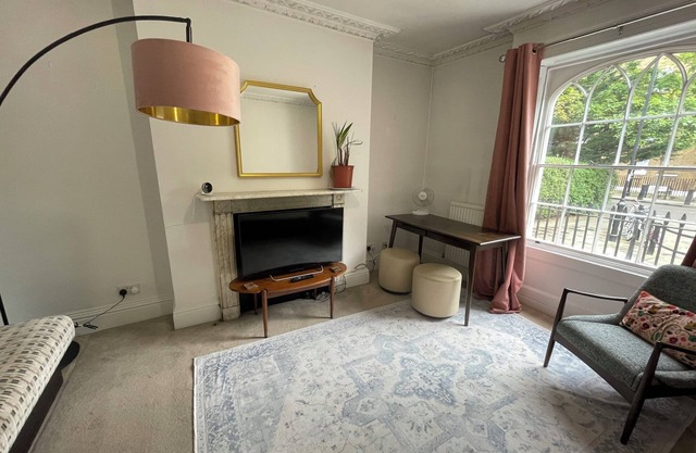 Picturesque 2BD Home, Heart of Islington