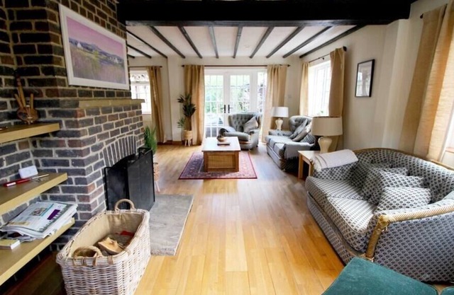 Picturesque and Idyllic 4 Bedroom Cottage Newchapel