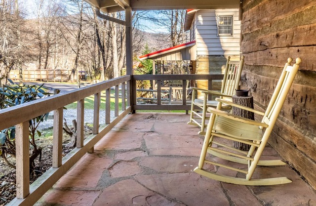 Picturesque Cabin - Ponds, Fireplace, AC, WiFi - Snowbird, Biker & Pet-Friendly