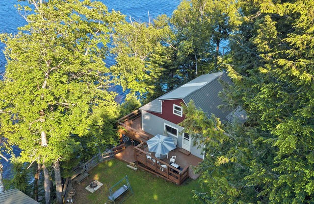 Picturesque Family Lake Side Cabin