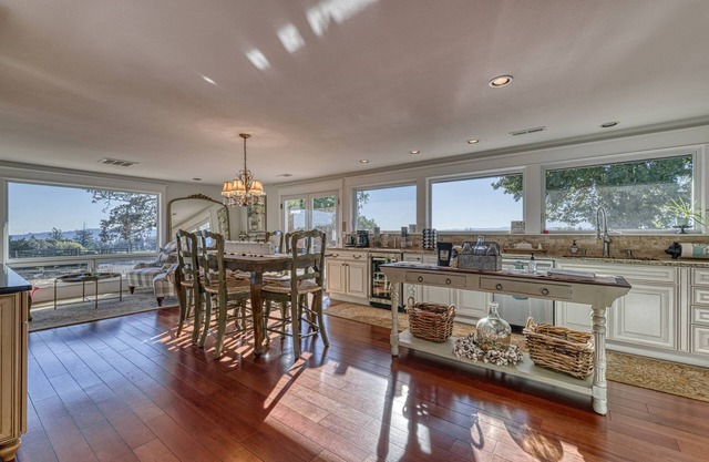 Picturesque Panoramic Vineyard Views From Home and Hot Tub, Pet Friendly, Private, Fire-Pit, BBQ