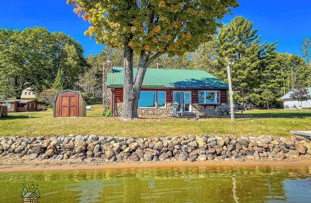 Pike Shores Lakeside Getaway, waterfront Cabin!
