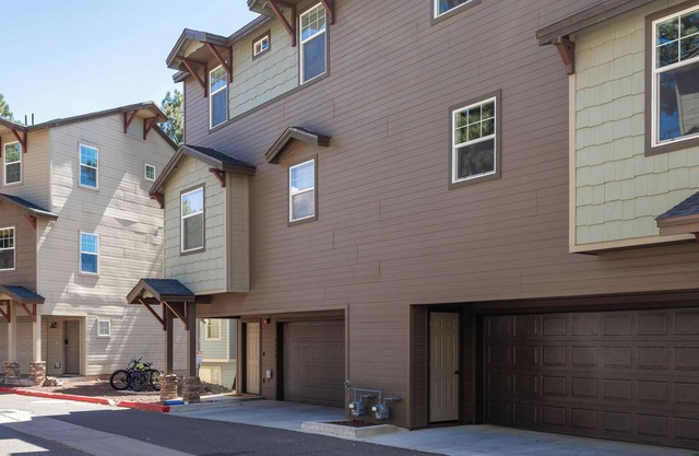 Pikes Peak Retreat - A Cozy 4-bedroom Townhome in Flagstaff