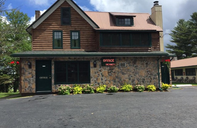 Pine Knoll Hotel Lakeside Lodge & Cabin