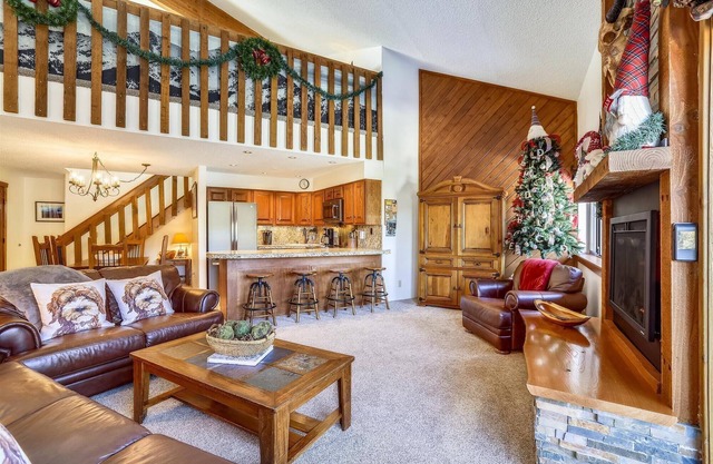 Pine Ridge 7E: Ski-In/Ski-Out 3-bed condo in Breckenridge with mountain views for 8 guests.