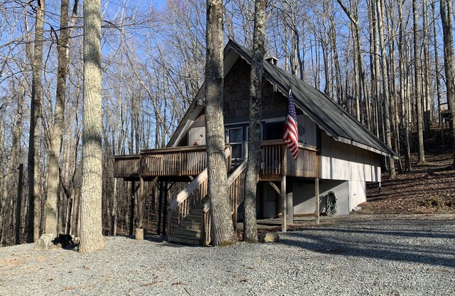 Pine Ridge retreat on Beech Mountain, quiet with fireplace and mountain views!