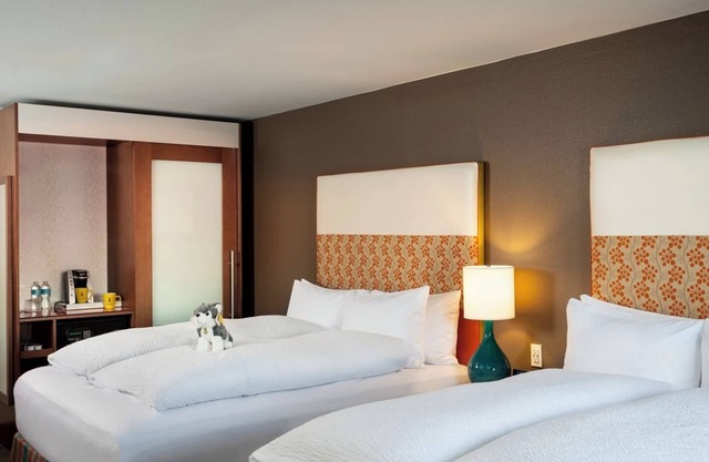 Pineapple Queen Sanctuary w/Shower, Near UW Campus, 2 Family Ready Rooms