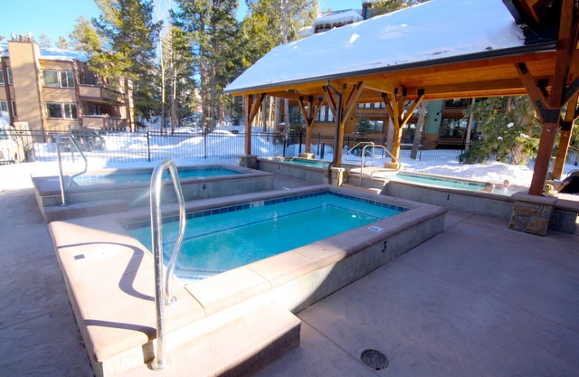 Pinecreek #I - 1 BR - Close to Town - Shuttle to Slopes - Pool and Hot Tub