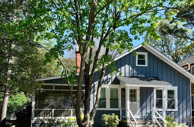 Pines Cottage~ Half Block to Beach ~ 5 Bedrooms ~ Sleeps 10 ~ Huge Porch & Patio
