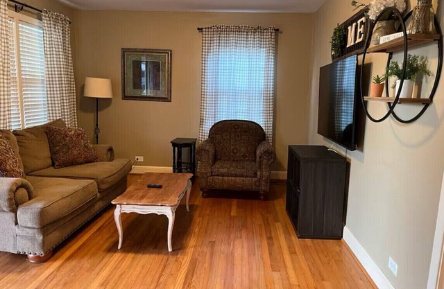 Pink Door Charming 2-bedroom house with WiFi, AC in nice Oneonta, Close to Food