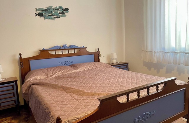 Pink House. Quiet, simple, comfortable apartment between harbor and beaches