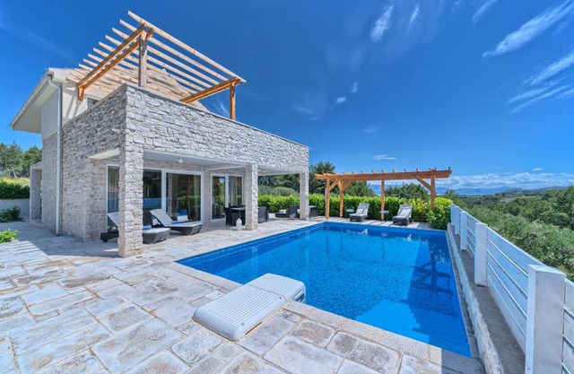 Pitve Villa Sleeps 10 with Pool Air Con and WiFi