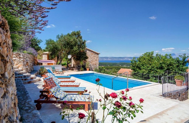 Pitve Villa Sleeps 14 Pool Air Con WiFi