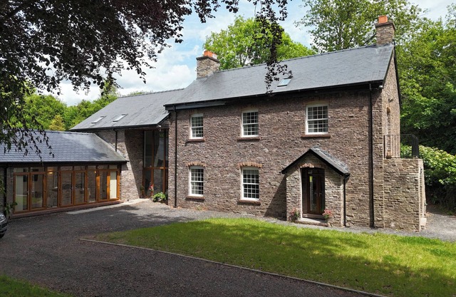 PLAS GLYNDWR, family friendly, with a garden in Crickhowell