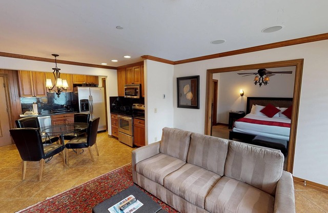 Platinum Condo Close to Lobby w/2 Baths & W/D