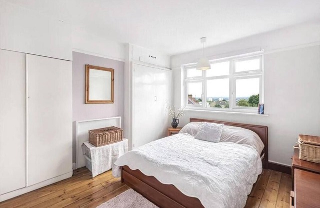 Pleasant 6-bedroom house with WiFi in charming London