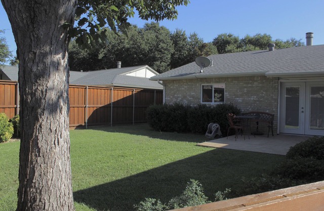 Pleasant Home w/3 Comfy BR + Spacious Backyard (PET Friendly)