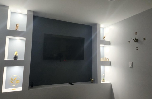 Pleasant home with snazzy finishing. Proximity to the airport and downtown