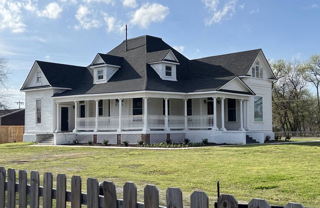 Plenty of space to relax! Near Turner falls, the lake & Crossbar Ranch. Sleeps 6