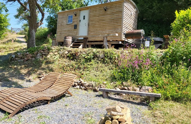 Plum Hut, romantic shepherd hut retreat with log burner, hot tub, pet friendly!