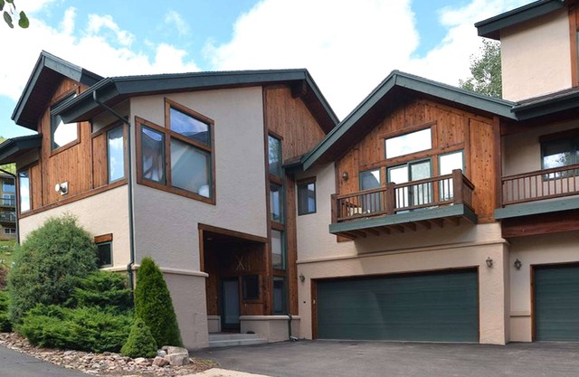 Plush Vail Home on Free Town Shuttle Route, 7 Min to Mtn! Walk to Shops, Dining
