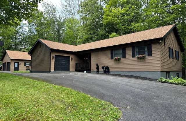 Poconos Award-Winning Gold Star Resort! - Huge Bar, Arcade, Game Room, Theater!