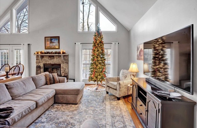 Poconos WInter Retreat: Cozy home, fireplace, gameroom, Ski Big Bear Resort