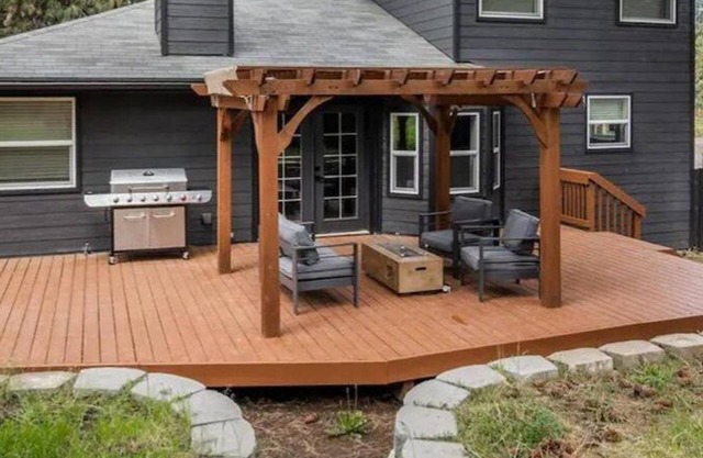 Ponderosa Lodge + Bend, OR + Sleeps 10 + Pet Friendly + Large yard + RV parking