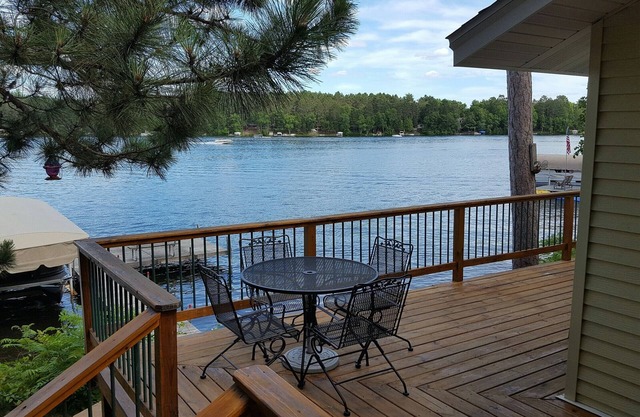 PONTOON INCLUDED - RELAXING FAMILY CABIN ON THE WATERS EDGE OF LAKE O'BRIEN